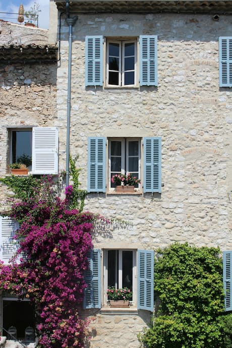 Volets battants sur menuiserie bois bleu clair